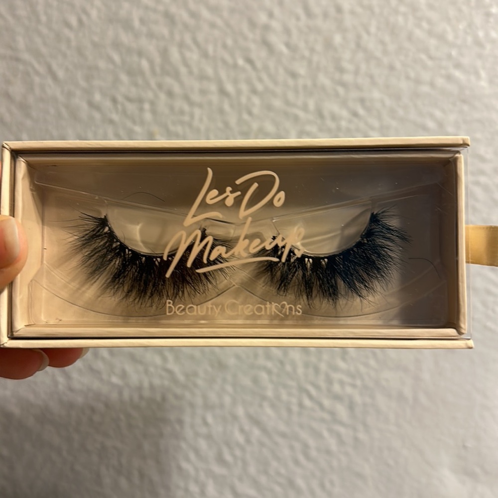 Les do makeup false eyelashes